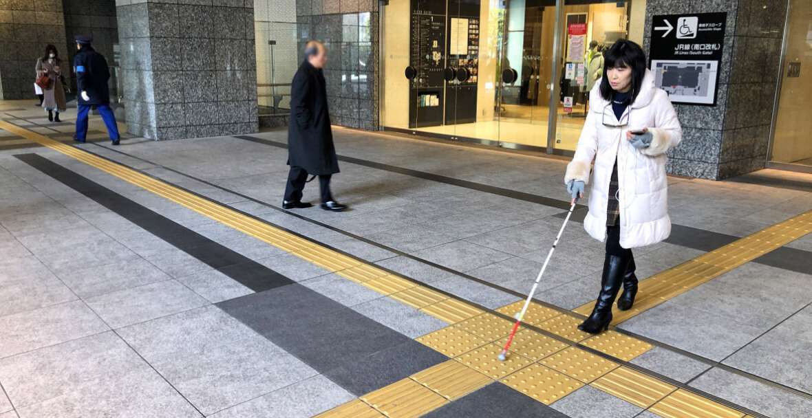 視覚障害者道案内サービスの実証実験の写真