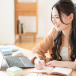 テレワークする女性